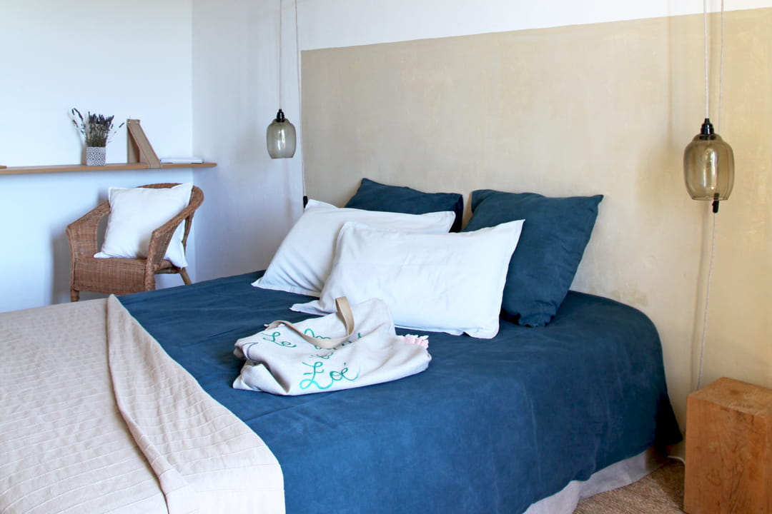 Une tête de lit en aplat beige