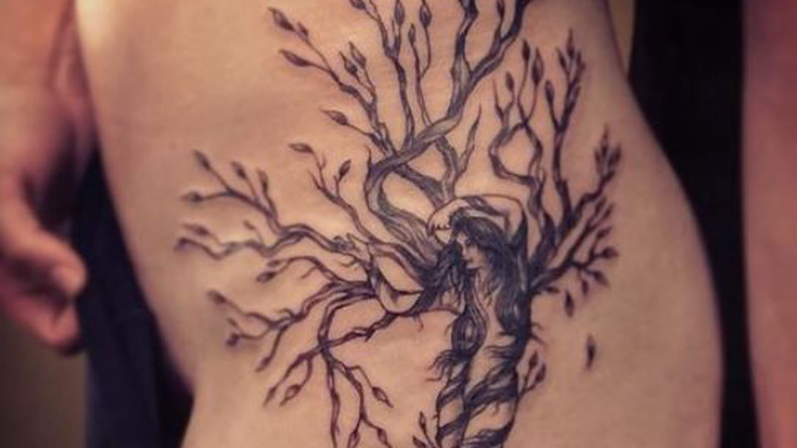 Arbre de vie féminin sur la hanche