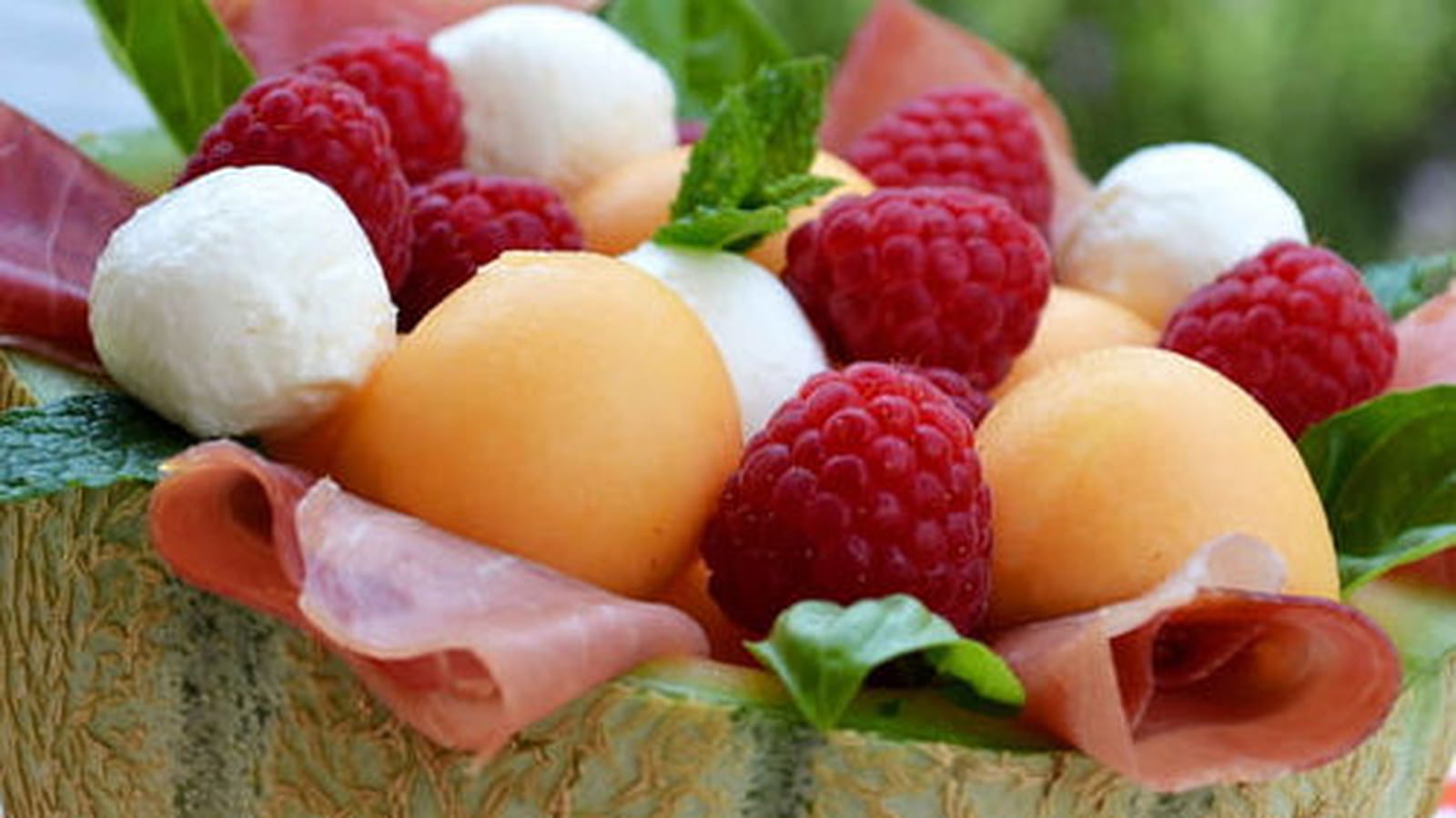 Melon au jambon cru, à la mozzarella et aux framboises