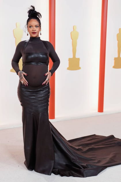 Rihanna en robe noire à traîne à détails de cuir