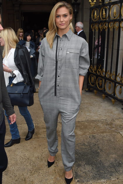 Bar Refaeli en combinaison à carreaux