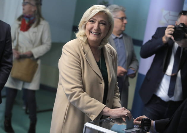 Marine Le Pen au bureau de vote