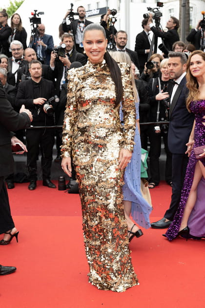 Adriana Lima en robe dor&eacute;e &agrave; manches longues Naeem Khan