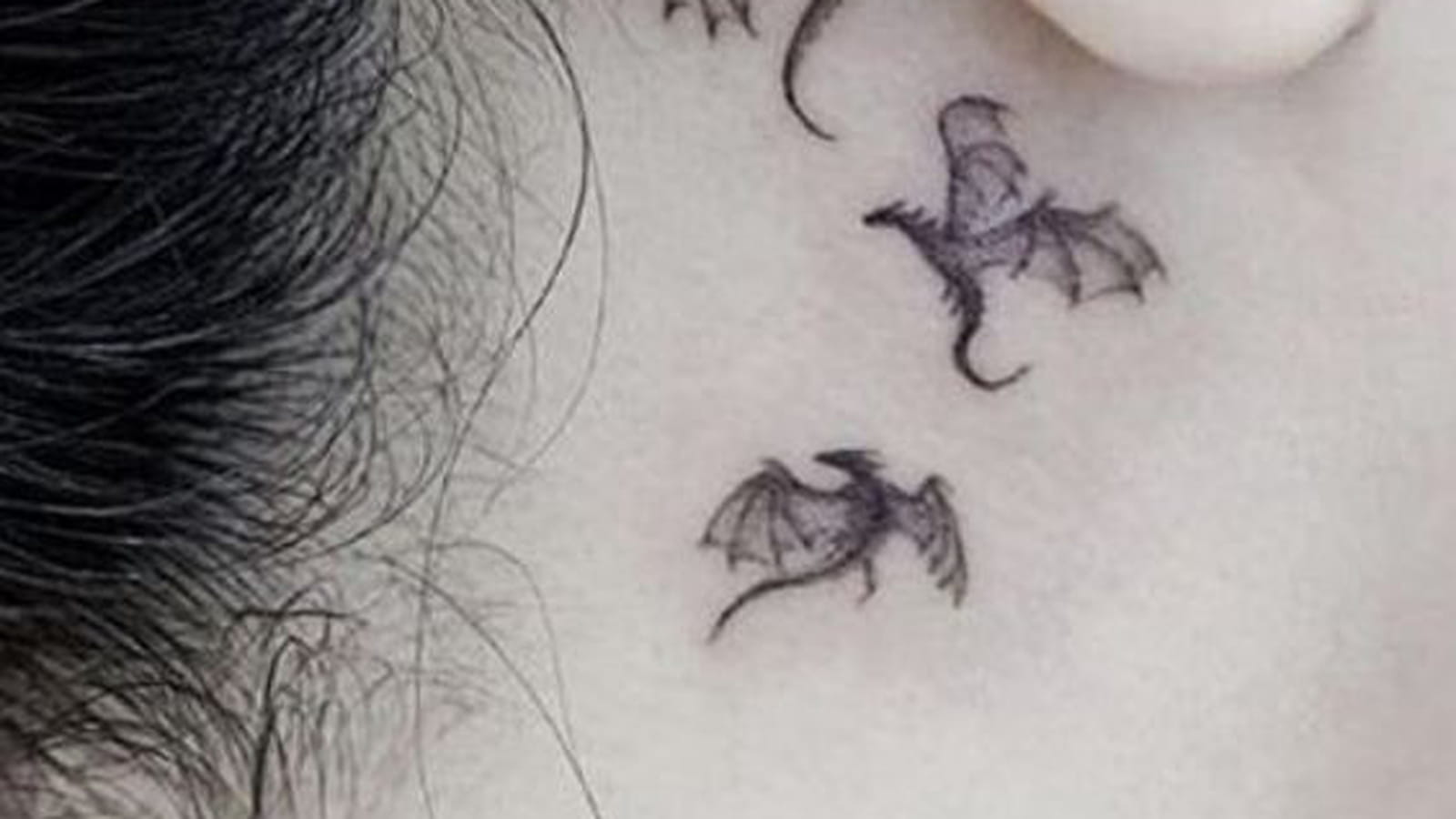 Dragons de Game of Thrones derrière l'oreille
