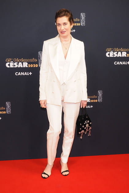 Emmanuelle Devos en costume blanc