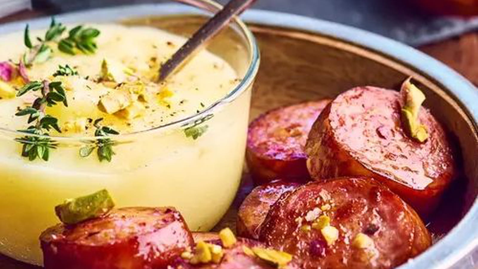 Saucisses de Montbéliard à la pistache et purée de panais