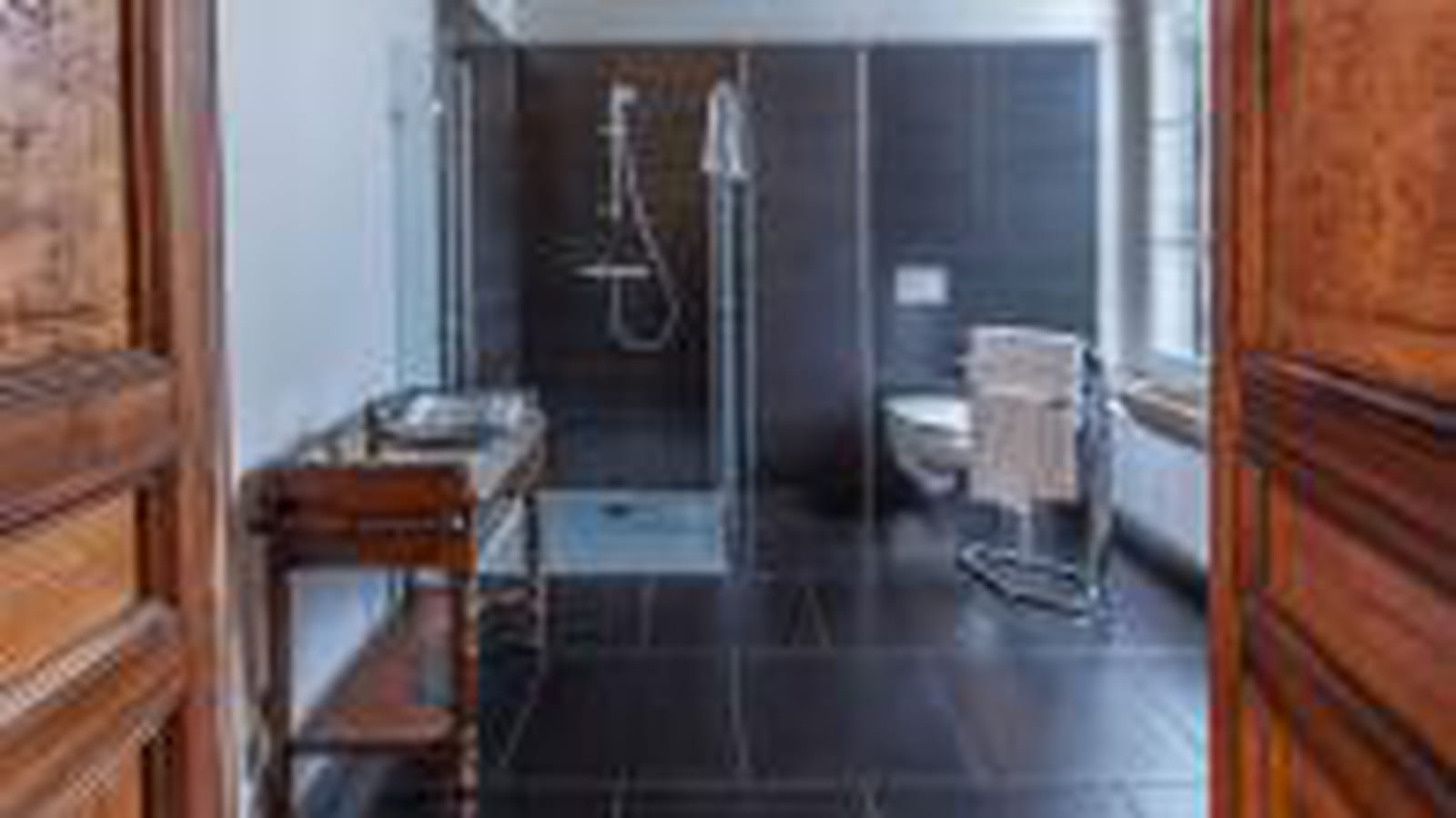 Salle de bains noir et bois
