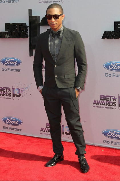 Pharrell Williams en costume noir et chemise grise