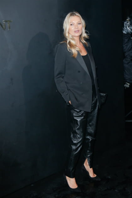 Kate Moss en pantalon en cuir et blazer
