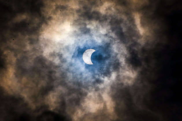 Une &eacute;clipse solaire "hybride" exceptionnelle s'empare du ciel de Jakarta en Indon&eacute;sie