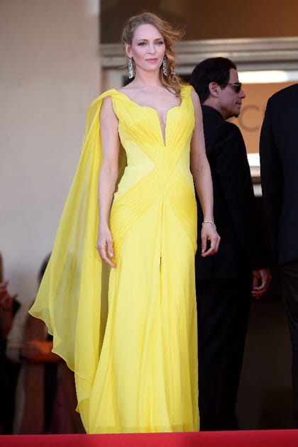 Uma Thurman en longue robe jaune à cape
