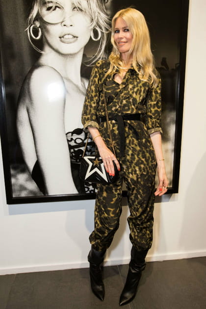 Claudia Schiffer en combinaison pantalon l&eacute;opard