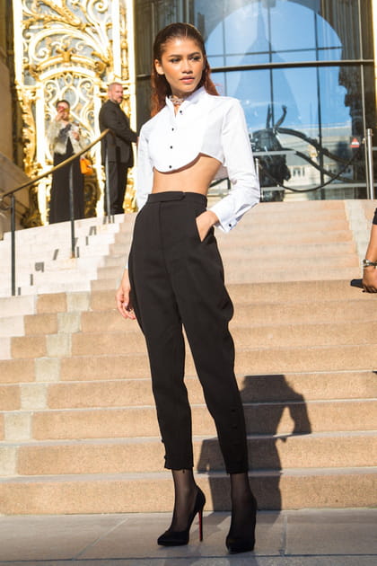 Zendaya en crop top blanc, pantalon taille haute Armani