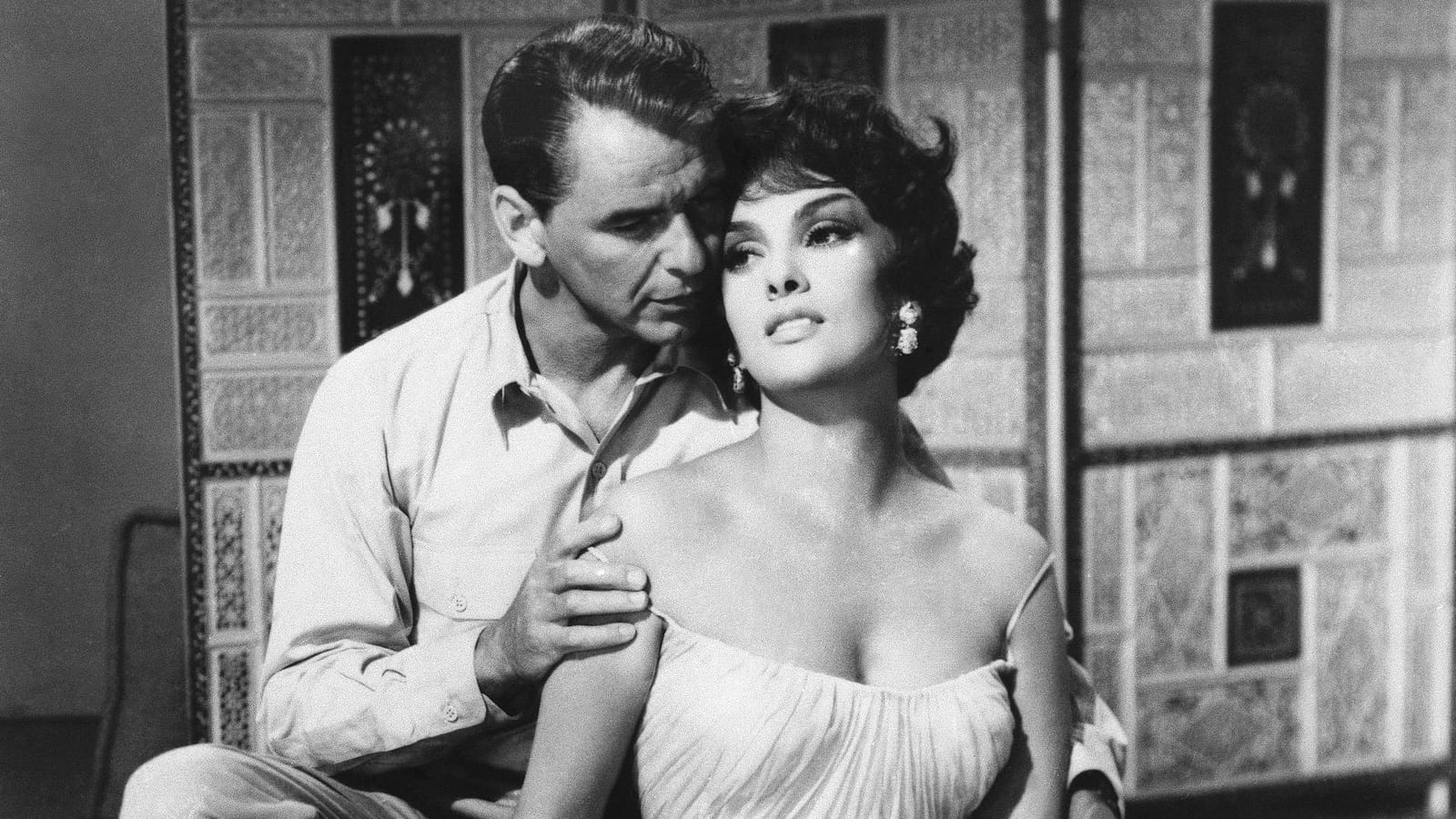 Gina Lollobrigida, enlacée par Frank Sinatra dans "La Proie des vautours"