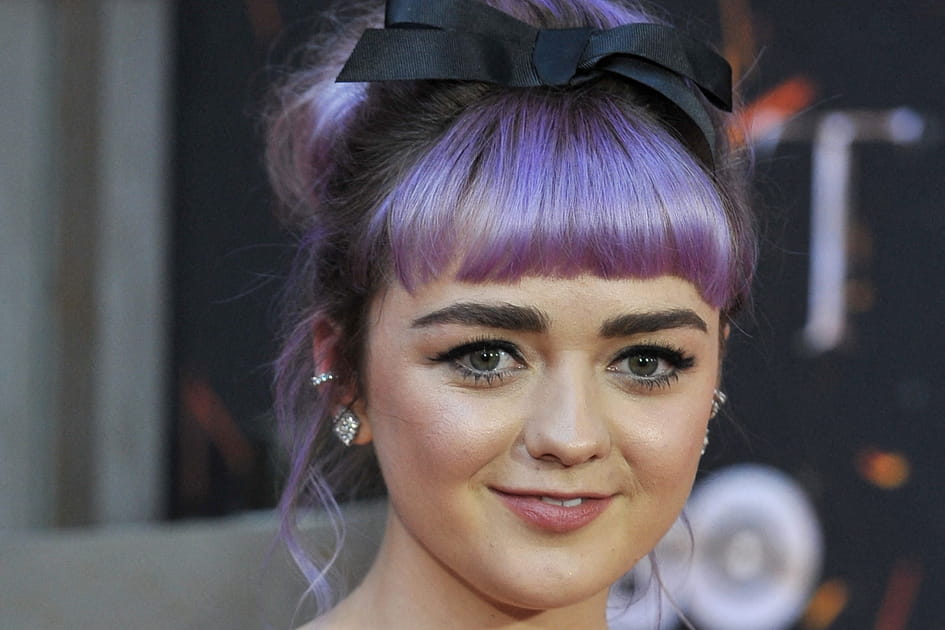 La coloration pop fa&ccedil;on Veri Peri  de Maisie Williams