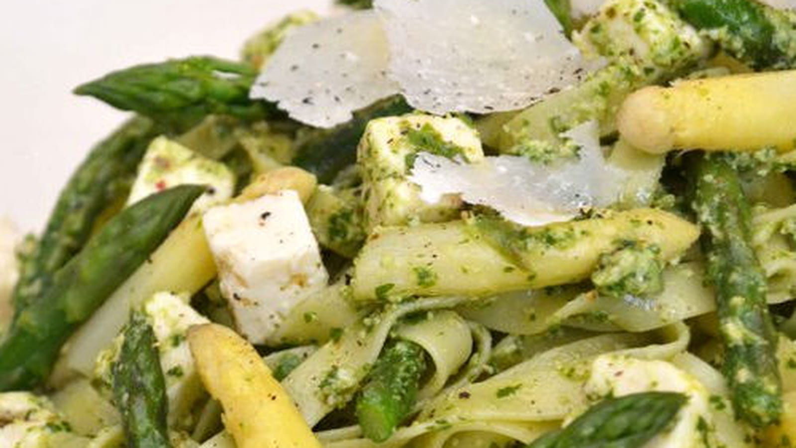 Tagliatelle aux asperges et à la feta, pesto de roquette et noix