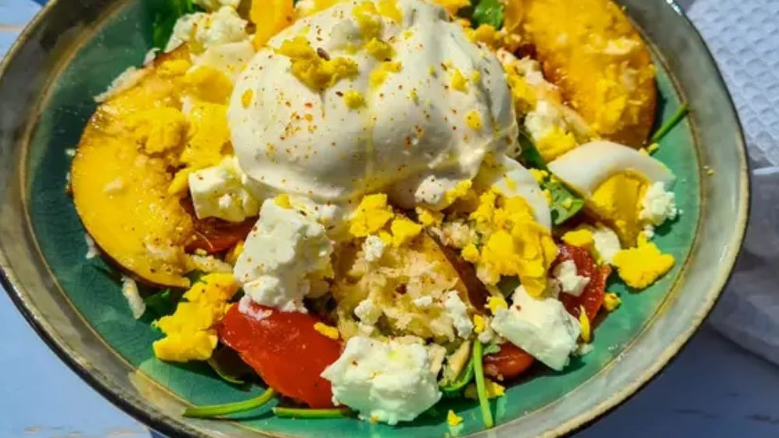 Salade roquette, pêche et burrata