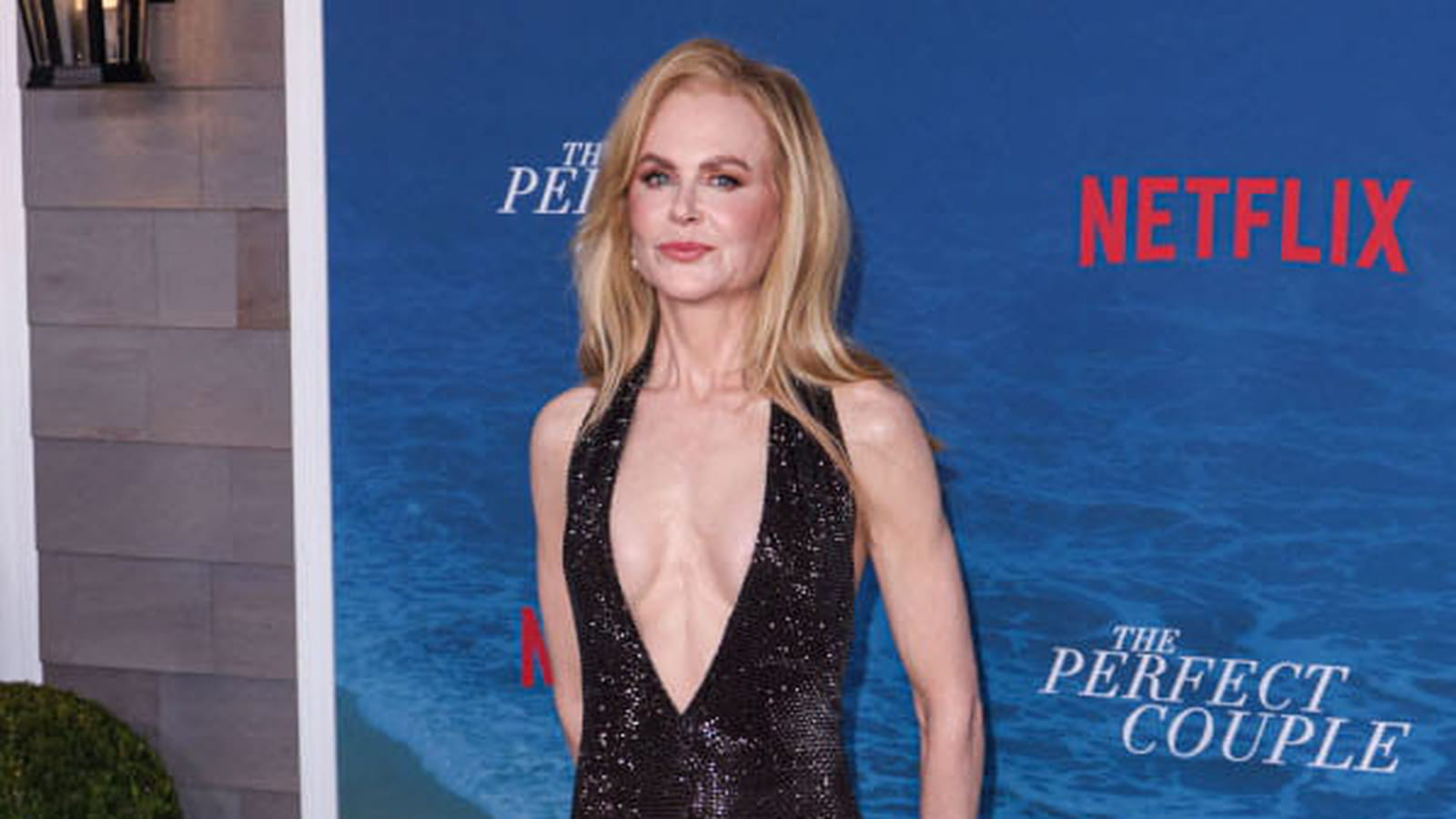 Nicole Kidman pose dans une robe transparente au décolleté vertigineux, Deva Cassel apparaît en robe à découpes...