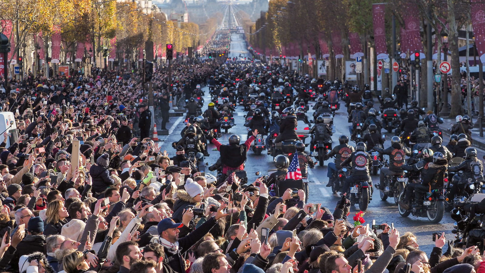 La foule et les bikers acclament leur idole