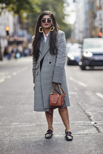 Le manteau à carreaux gris