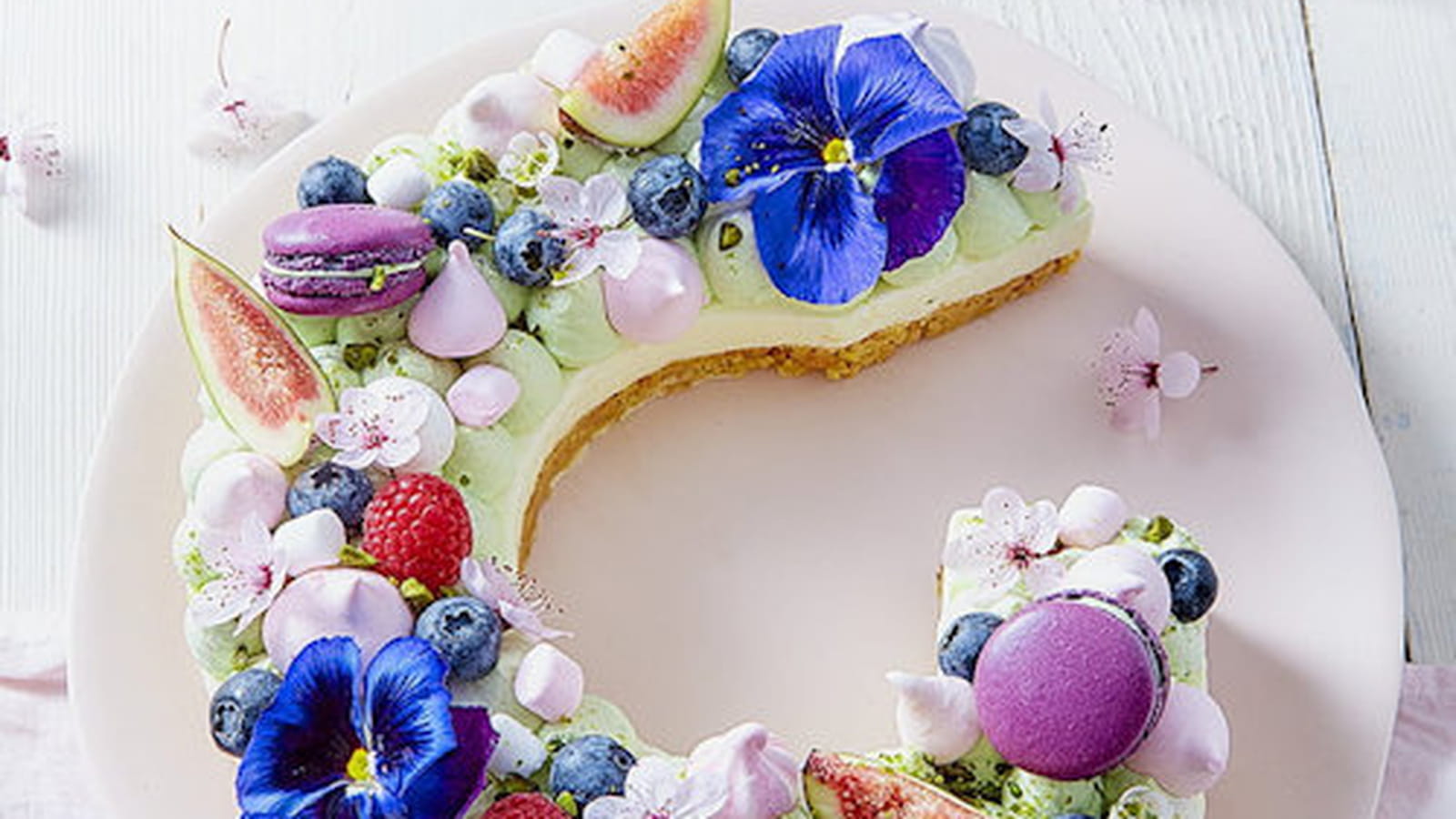 Alphabet cake aux fruits rouges et fleurs comestibles