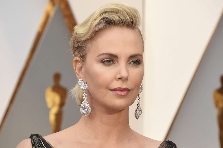 La queue-de-cheval avec une vague de Charlize Theron