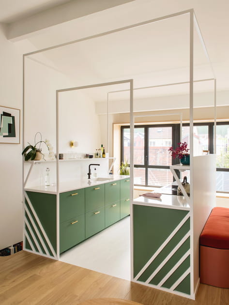 Apr&egrave;s&nbsp;: une cuisine bloc au centre de la pi&egrave;ce