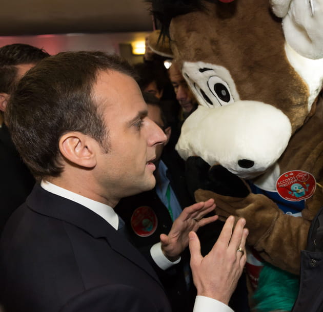 Emmanuel Macron en pleine discussion avec une peluche