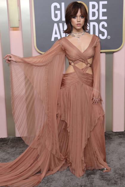 Jenna Ortega en robe nude à découpes