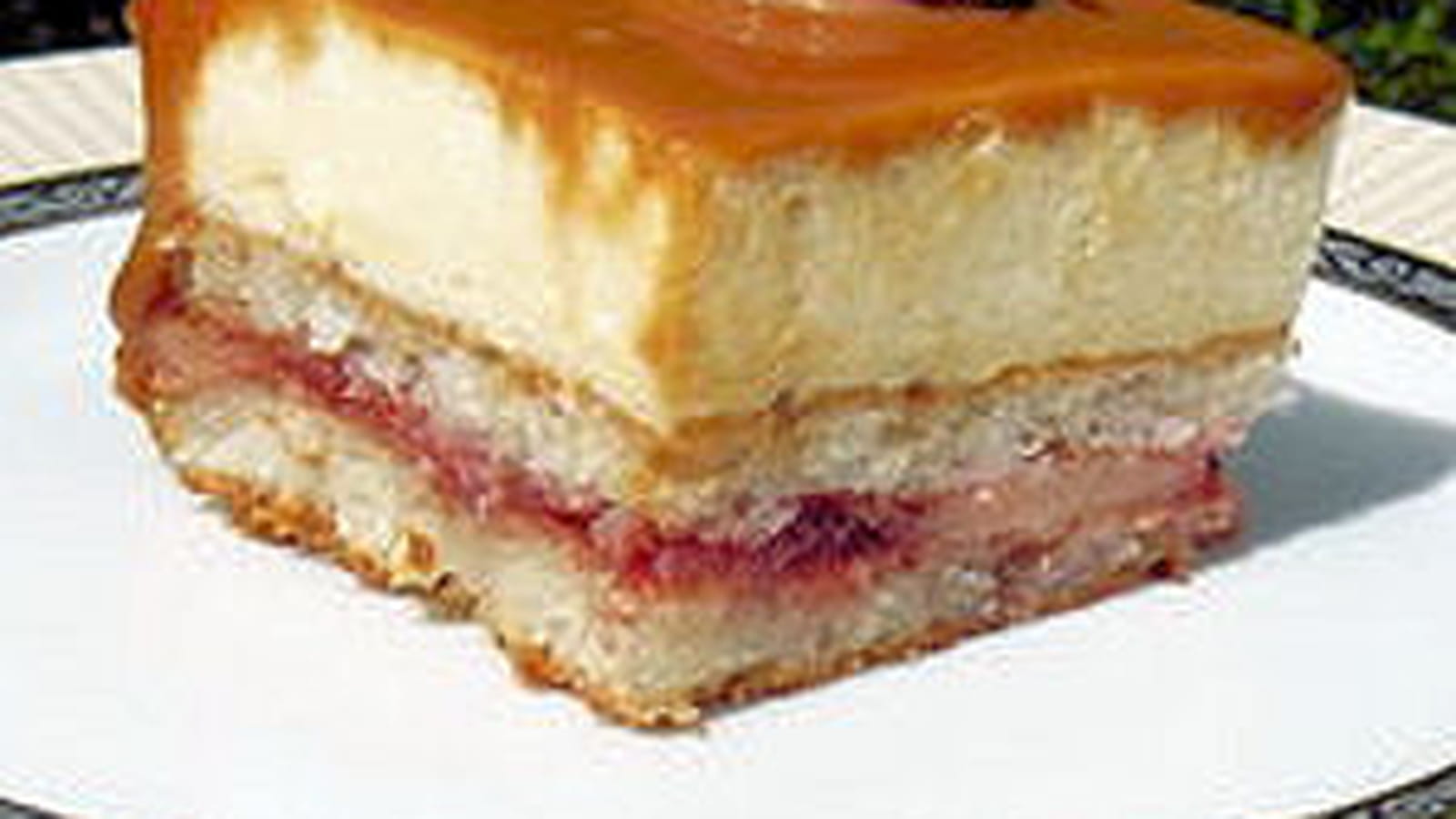 Entremets pêche, fraise, caramel