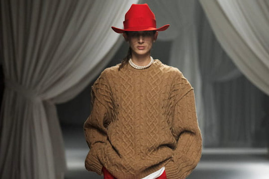 Jupe asymétrique, pull en maille et pantalon gris aperçus sur le défilé