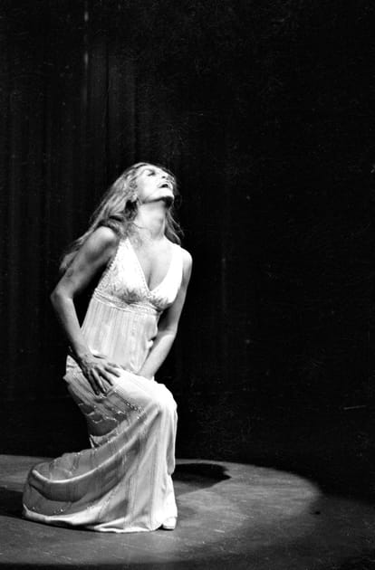 Dalida en robe longue boh&egrave;me chic
