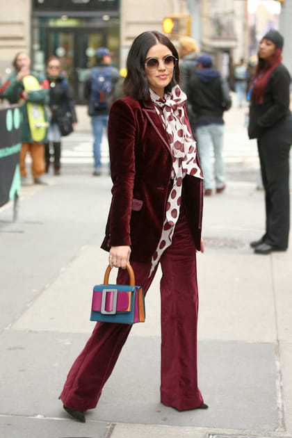 Lucy Hale en ensemble en velours bordeaux