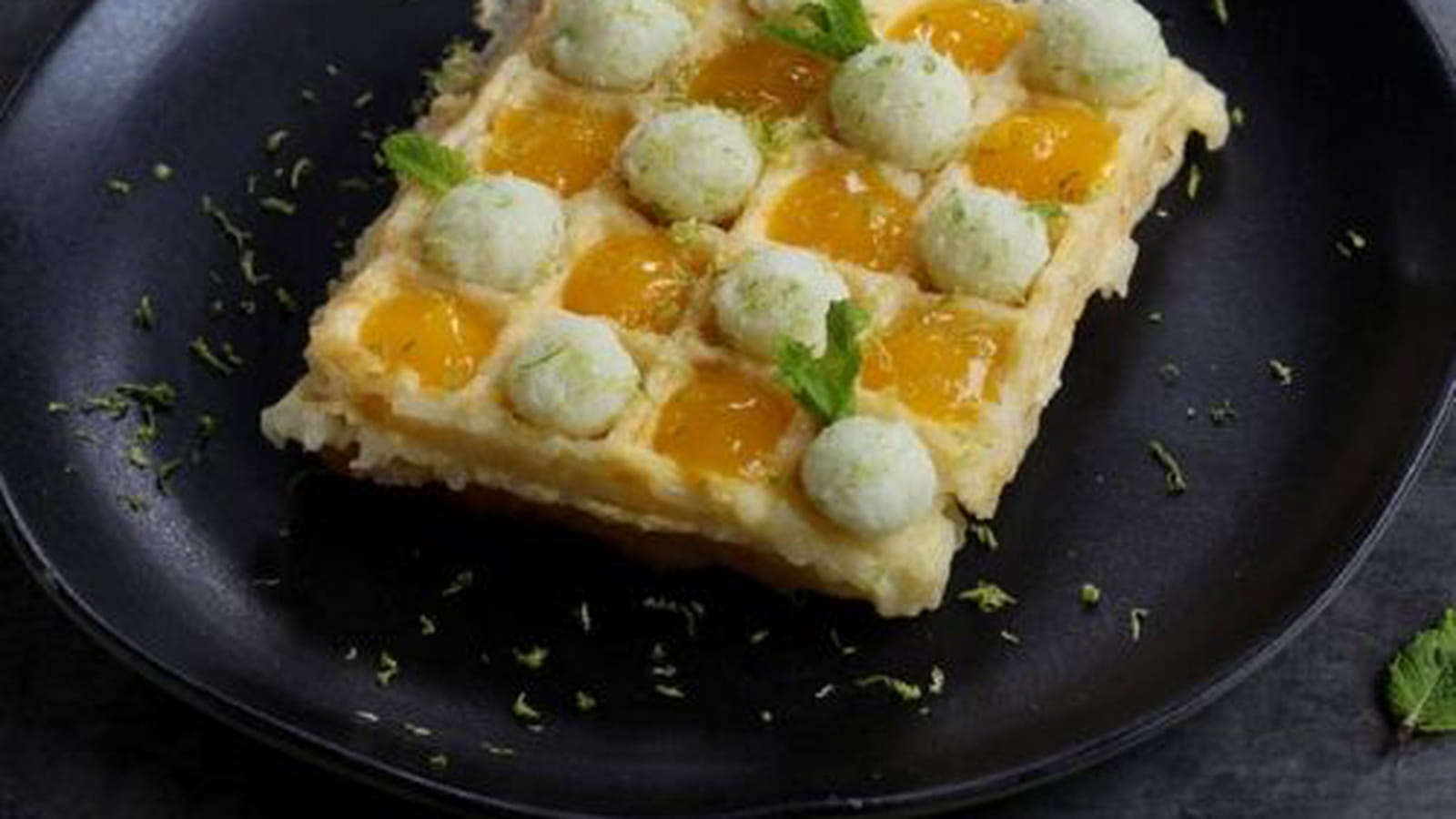Gaufres de riz à la noix de coco et coulis de mangue