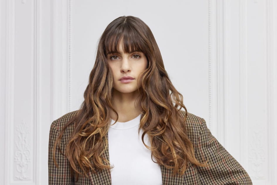 La frange pleine sur cheveux longs
