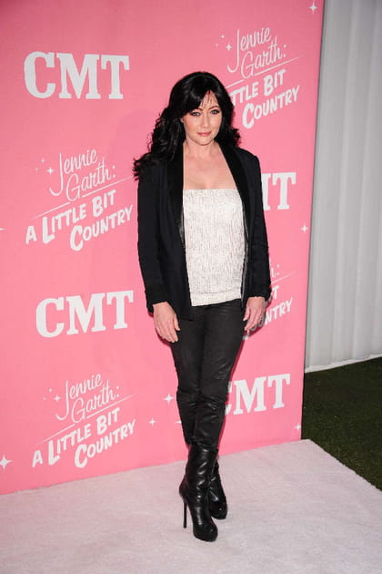 Shannen Doherty en veste, bottines et pantalon noirs