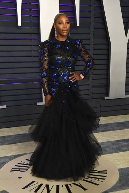 Serena Williams en robe bleu et noir à détails de paillettes et de tulle