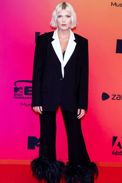 Daria Zawialow en costume &agrave; plumes