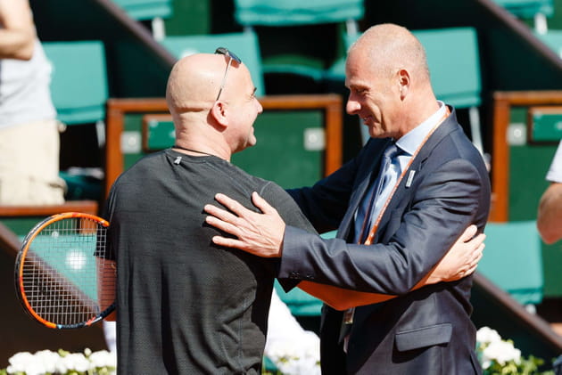 André Agassi et Guy Forget : accolade entre anciens champions