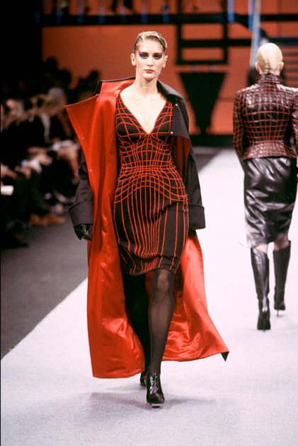 D&eacute;fil&eacute; Thierry Mugler automne-hiver 2001-2002