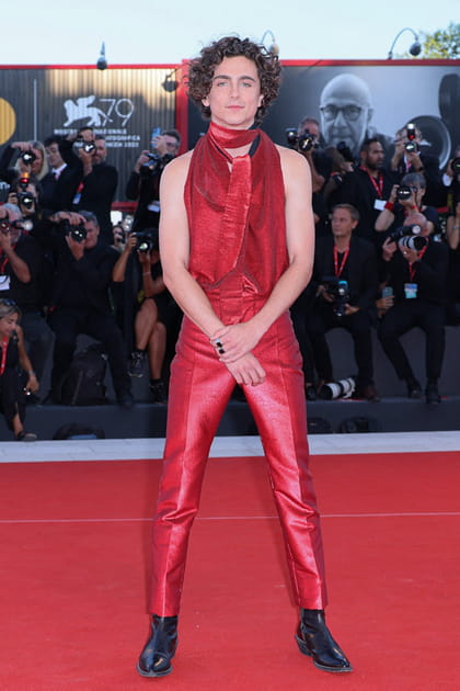 Timoth&eacute;e Chalamet en ensemble rouge