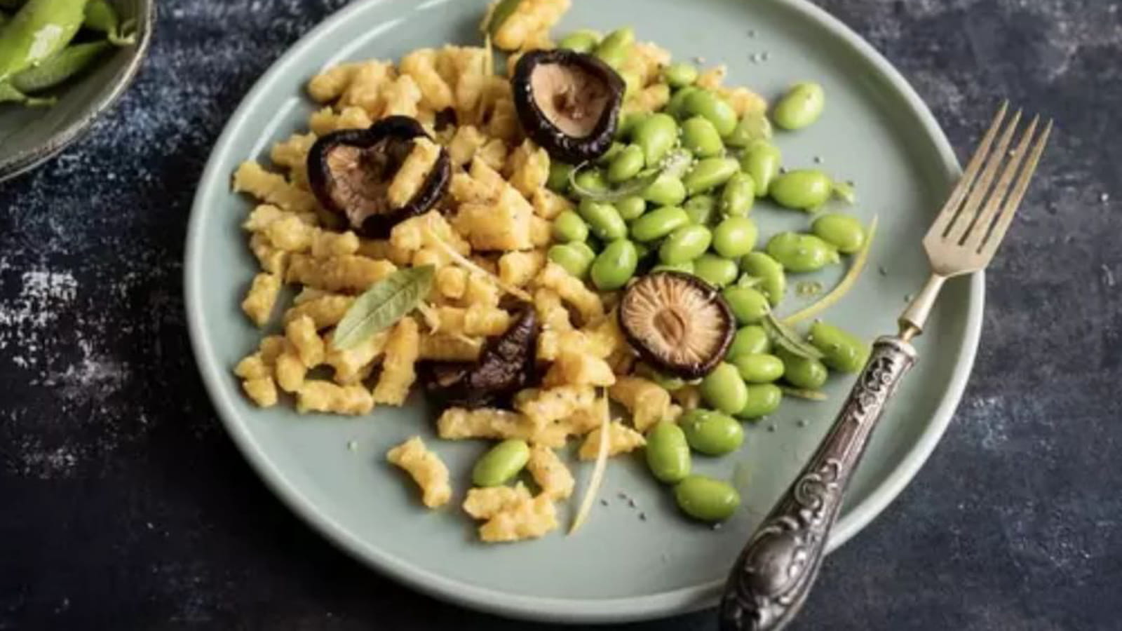 Passatelli de parmesan accompagné d’edamame et de champignons Shiitake