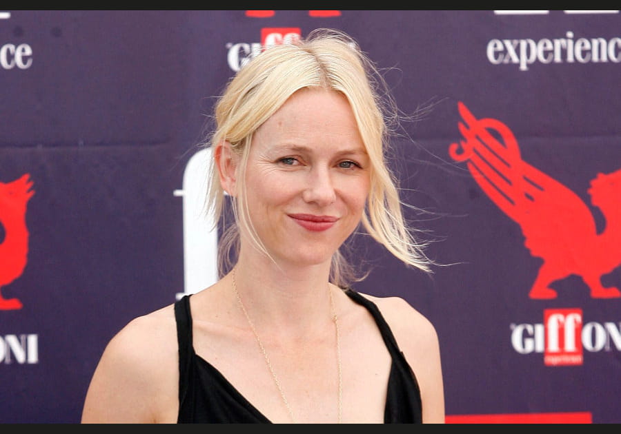 Naomi Watts, rayonnante avec son blond clair