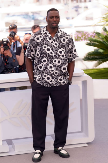 Omar Sy en chemise bicolore et pantalon à pinces
