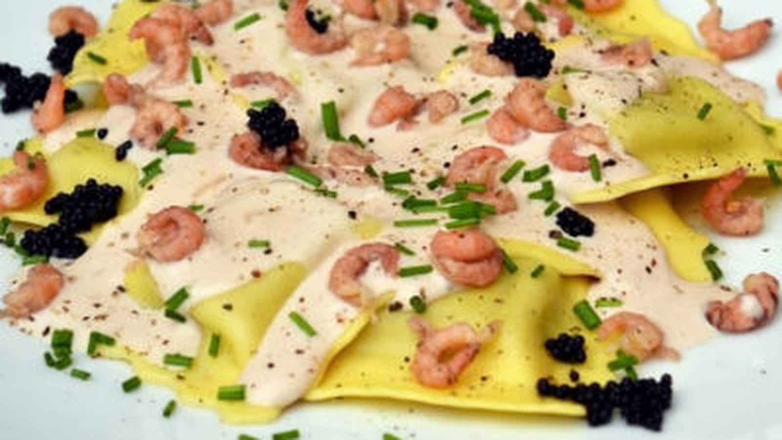 Ravioli au saumon fumé et mozzarella, sauce au porto rouge et crevettes grises
