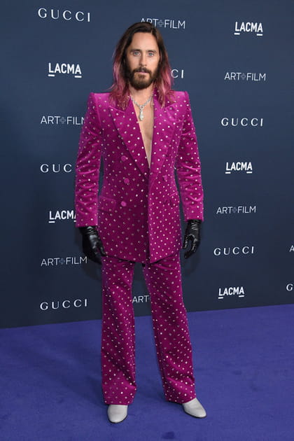 Jared Leto en costume fuchsia en velours Gucci