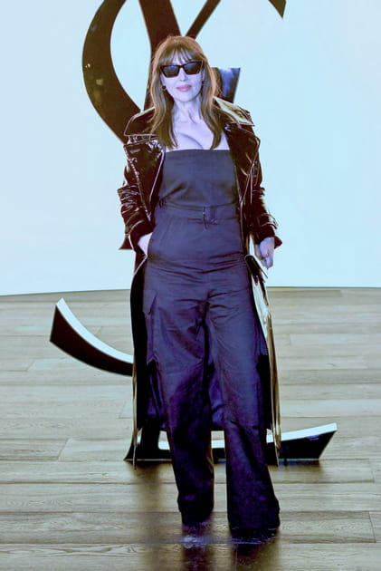 Monica Bellucci en combinaison bustier grise et manteau en cuir