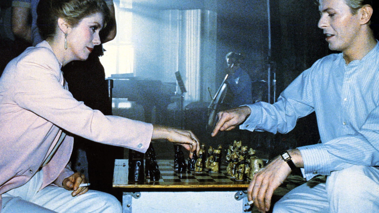 Partie d'échecs avec Mlle Deneuve