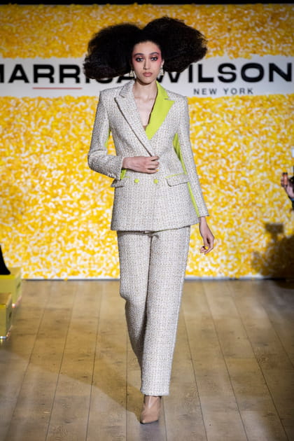 Tailleur &eacute;cru &agrave; d&eacute;tails fluo aper&ccedil;u sur le d&eacute;fil&eacute; Marrisa Wilson