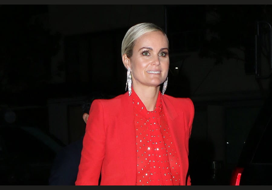 Les cheveux plaqu&eacute;s de Laeticia Hallyday